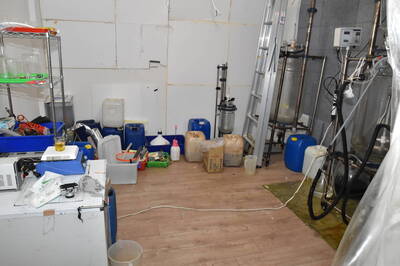 門前潑油漆想蓋掉製毒臭味  台中警識破查獲數千萬毒品