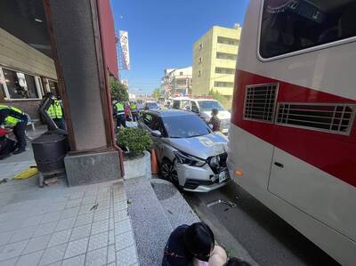 苗栗三義小客車失控衝撞路人及遊覽車  6鐵道迷送醫輕傷