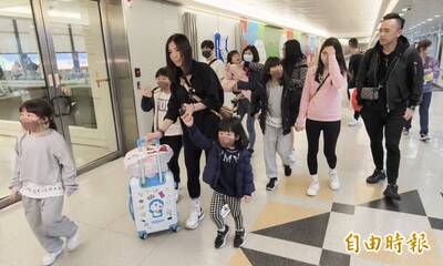 富國島遭丟包》第一批旅客搭機抵台 抱怨跟團當自由行.......