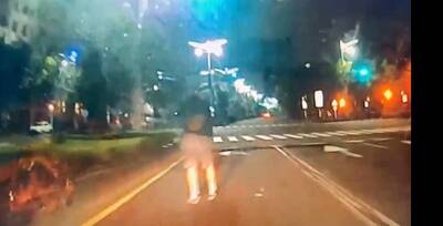 走在內側快車道被小黃追撞！擋風玻璃碎裂 行人聲稱無礙