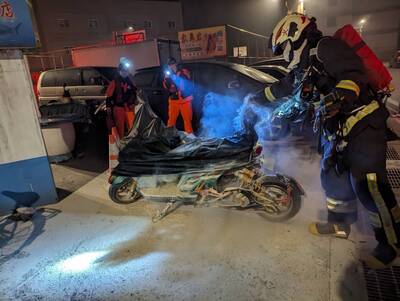 深澳漁港內電動機車深夜起火 海巡、消防隊員聯手救援