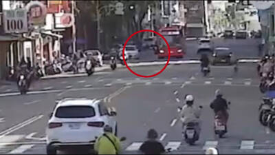 高雄男「站路口」不讓車通行 被逮辯稱不清楚