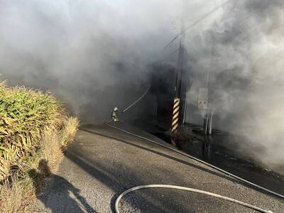 台南安定火警濃煙竄天 木材起火延燒緊鄰廠房