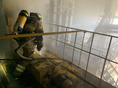 台南學甲農會乾燥廠悶燒 50噸玉米粒毀了