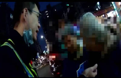 台中9旬婦黃昏市場迷途 7旬白髮鄰居牽手助返家