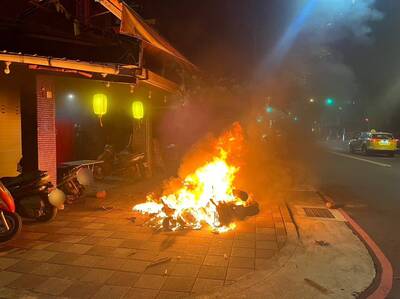 疑打同事巴掌挨告 莽男持鐵鏟狂砸機車還縱火