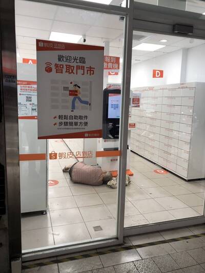 百歲失智翁倒無人店嚇人 原來是走失避寒睡著了