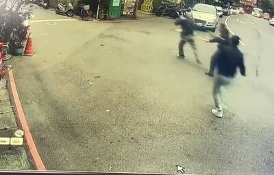 違停擋到做生意！麵店老闆怒譙三字經 遭2煞持棍棒圍毆