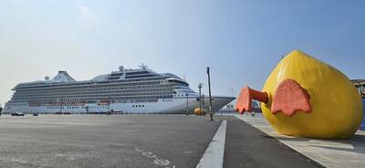 國際豪華郵輪首航高雄港  與高人氣「屁屁鴨」同框