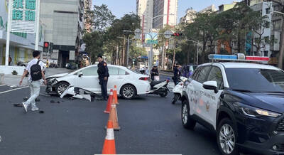 高雄轎車搶先左轉擊中機車又波及行人 2人受傷送醫