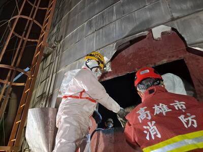 清點少了1人...... 高雄工人受困油槽 今凌晨救出已身亡