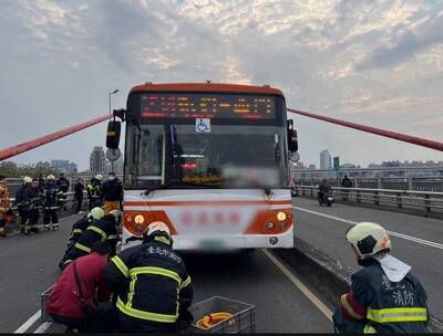 疑重機過彎失控！北市光復橋騎士噴飛 遭對向公車輾斃