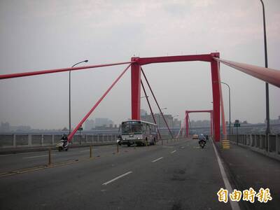 北市光復橋死亡車禍！重機騎士不明原因撞分隔島 遭對向公車輾斃