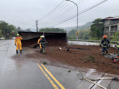 台中大坑重大車禍！ 砂石車翻覆壓扁轎車成廢鐵 1命危2傷