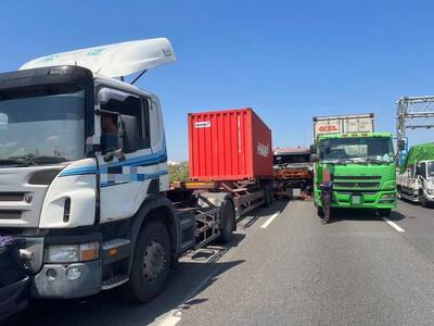 國1路竹段4部大小貨車碰撞 1駕駛頭額擦傷