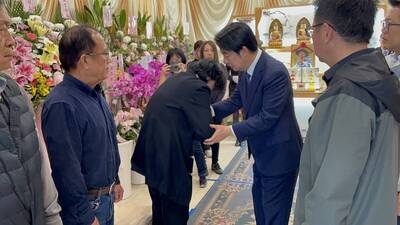 賴清德弔唁故國策顧問張甲長 今親赴台東靈堂上香