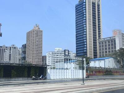 高雄百貨商場工地出意外 2工人摔落2公尺受傷