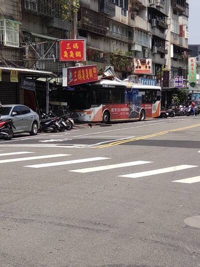 台北首都客運公車衝撞「三媽臭臭鍋」 釀2傷