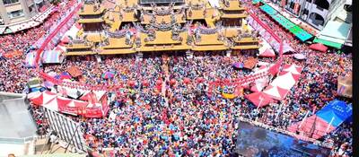 「進喔！」白沙屯媽祖三進三退進朝天宮 數十萬人歡呼超壯觀