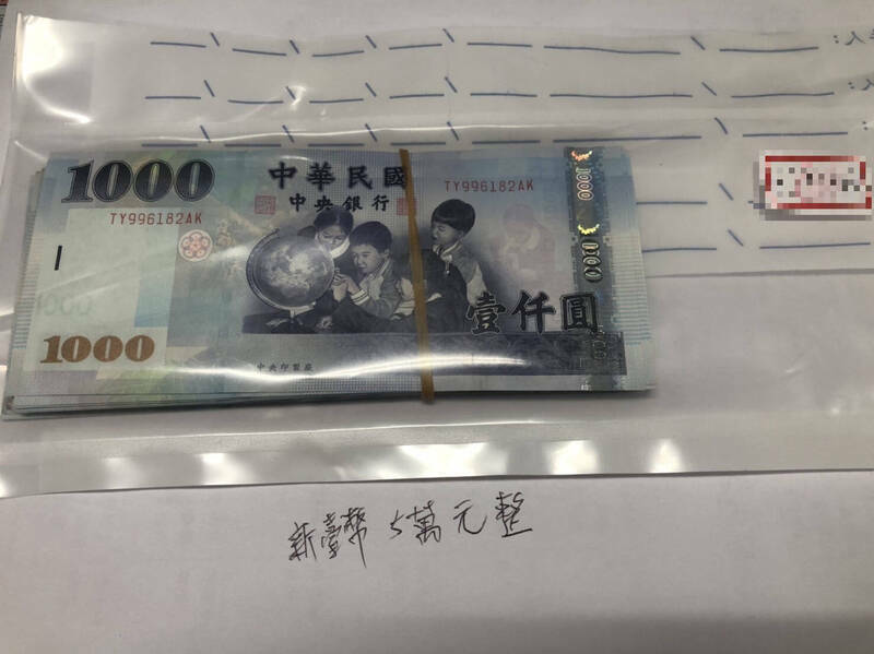 檢方在邱姓村長候選人家裡搜出5萬元現金和一包透明吸管。（彰化地檢署提供）