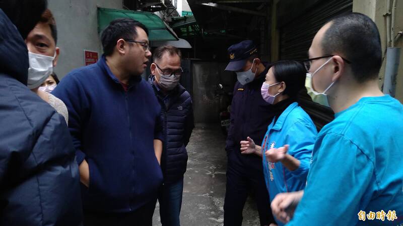 基隆市信義區仁二路暗巷最近傳有露鳥俠出沒騷擾女學生，市議員何淑萍（右二）希望增設監視器及巡邏箱。（記者盧賢秀攝）