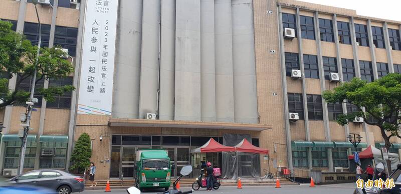 海軍前上校郭恒為任職期間涉嫌詐騙餐費6千多元,高等法院考量他有悔意,加上金額不高,今依貪污治罪條例的「利用職務詐取財物罪」判刑2年、褫奪公權2年,緩刑5年、犯罪所得6117元沒收,支付公庫10萬元,免入獄,可上訴。(記者楊國文攝) 海軍前上校郭恒為任職期間涉嫌詐騙餐費6千多元,高等法院考量他有悔意,加上金額不高,今依貪污治罪條例的「利用職務詐取財物罪」判刑2年、褫奪公權2年,緩刑5年、犯罪所得6117元沒收,支付公庫10萬元,免入獄,可上訴。(記者楊國文攝)