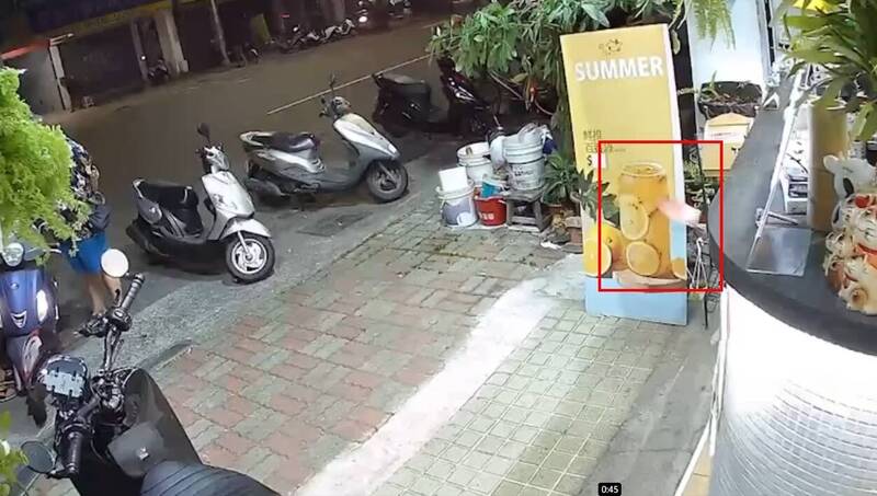 百元鈔票疑似被風吹落櫃檯前。（翻攝自我是小港人）