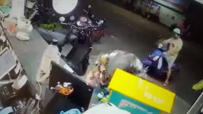 男性客人（騎車者）的同行友人（灰衣），在櫃檯前彎腰撿拾「物品」？被店家點名。（翻攝自我是小港人）