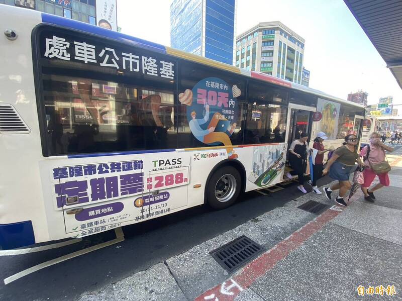 基隆市公車服務越多、虧損越多。（記者盧賢秀攝）