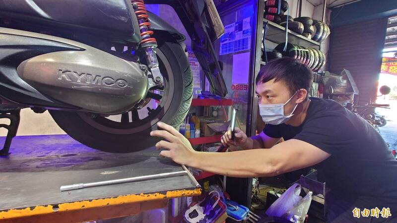 清水區中港機車行業者陳柏穎，免費幫撒釘事件受害車主補胎。（記者張軒哲攝）