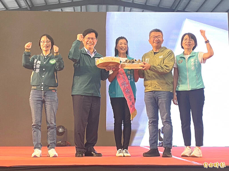 總統府祕書長林佳龍（左2）和立法院副院長蔡其昌（右2）送包子和粽子，預祝彰化縣第1選區立委參選人陳秀寳（中）連任成功。（記者張聰秋攝）