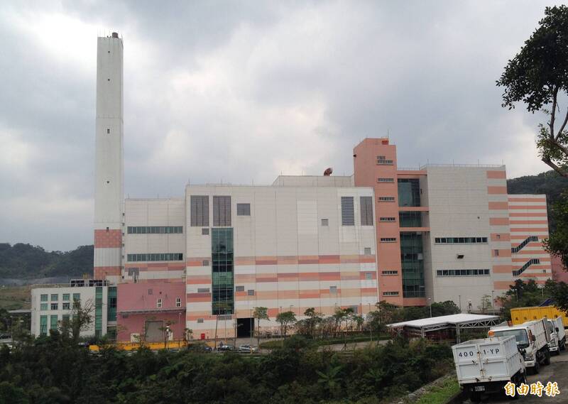 基隆天外天焚化爐明年起調漲垃圾處理費，引起不滿。（記者盧賢秀攝）