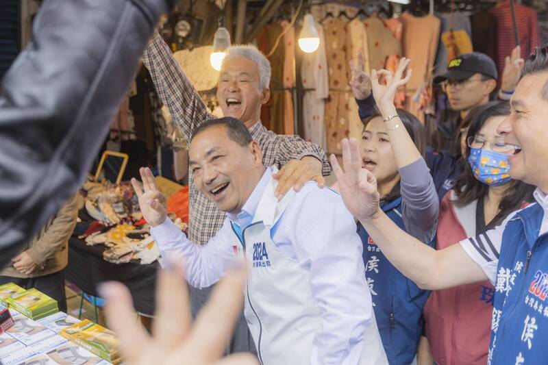 針對中國認定台灣對中構成貿易壁壘,國民黨總統候選人侯友宜競選辦公室表示,蔡政府任內除了史瓦帝尼及薩爾瓦多外,其他FTA成績掛零,現在還有內部文件指出,開放萊豬、日本福島地區食品後,台灣仍無法加入IPEF和CPTPP。 (侯友宜競選辦公室提供) 針對中國認定台灣對中構成貿易壁壘,國民黨總統候選人侯友宜競選辦公室表示,蔡政府任內除了史瓦帝尼及薩爾瓦多外,其他FTA成績掛零,現在還有內部文件指出,開放萊豬、日本福島地區食品後,台灣仍無法加入IPEF和CPTPP。 (侯友宜競選辦公室提供)