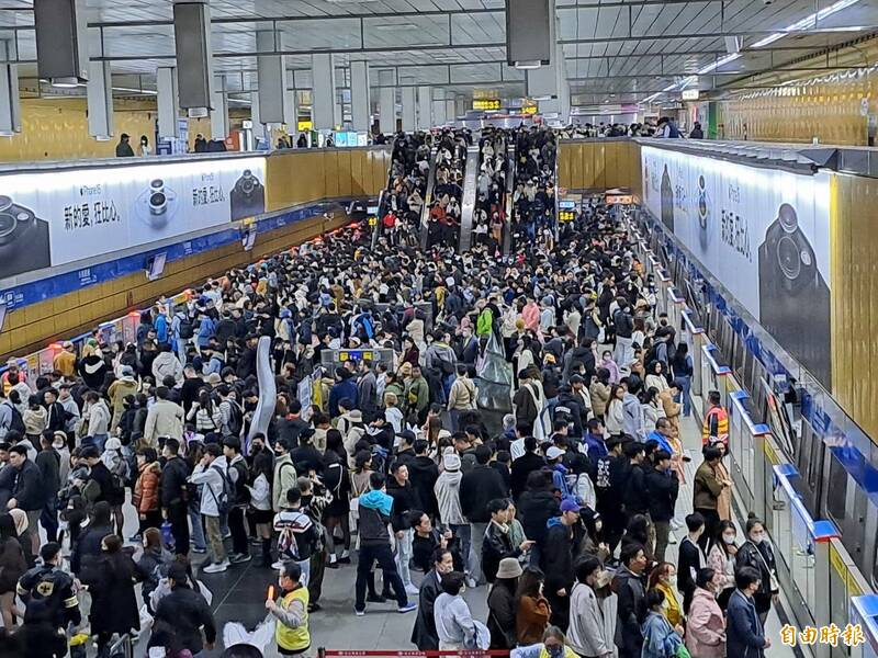台北跨年晚會散場，捷運市政府站湧入大量人潮。（記者蔡思培攝）