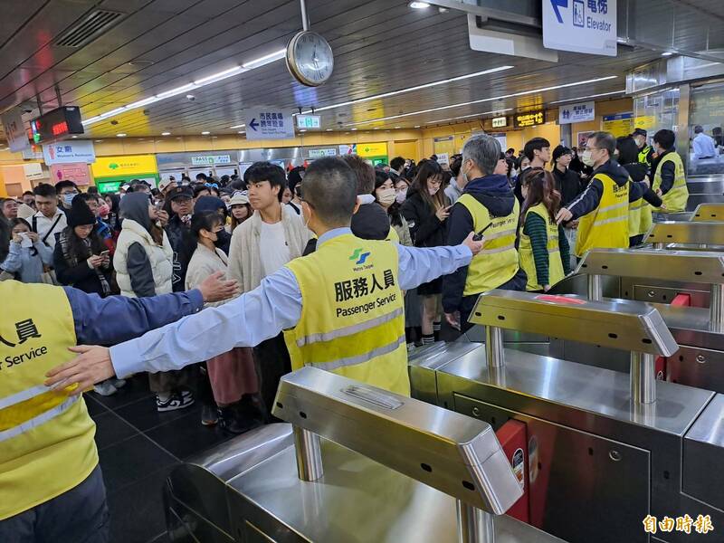 捷運人員在現場管制人流。（記者蔡思培攝）