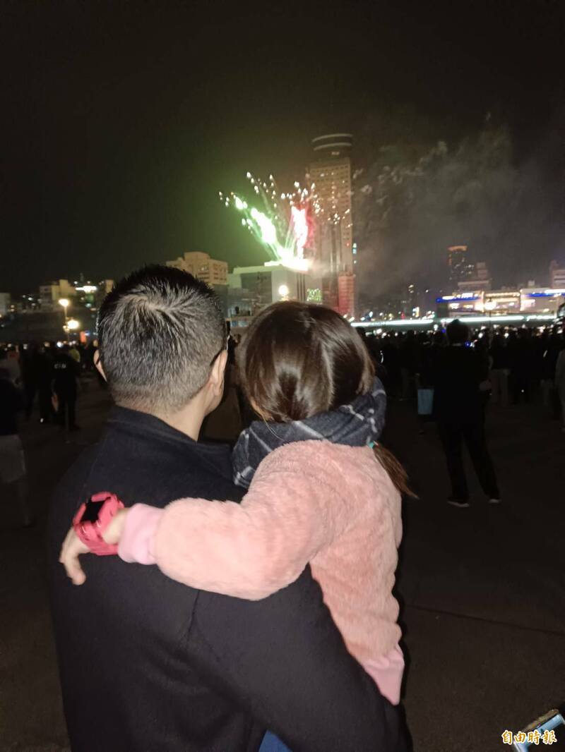 基隆市政府舉辦跨年煙火秀迎接2024年到來，基隆市立文化中心頂樓施放360秒繽紛煙火，文化中心外牆還有雷射秀；基隆市長謝國樑帶著妻子與女兒小愛一同欣賞煙火，迎接2024新的一年到來。（記者俞肇福攝）