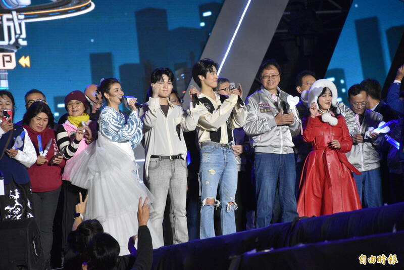 桃園市長張善政（右3）偕超人氣韓團N.Flying李承協、柳會勝桃園跨年晚會同台倒數迎新年。（記者李容萍攝）
