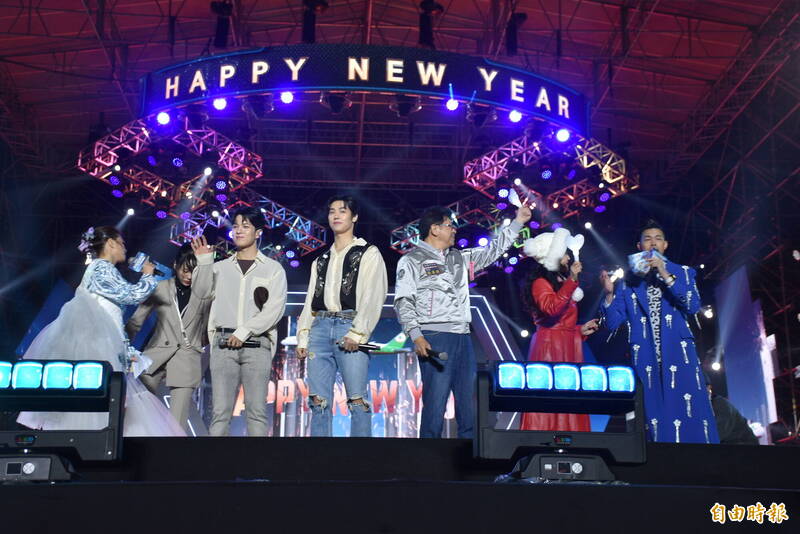 桃園市長張善政（右3）偕超人氣韓團N.Flying李承協、柳會勝桃園跨年晚會同台倒數迎新年。（記者李容萍攝）