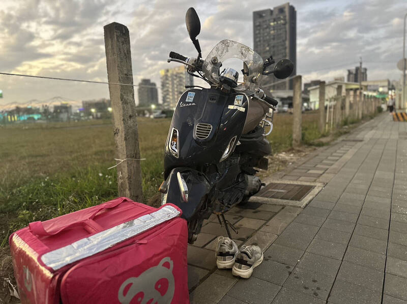 楊男搶救數日傷重不治，其機車、鞋子、外送箱等物品仍被留在路邊，令人格外怵目驚心。（民眾提供）