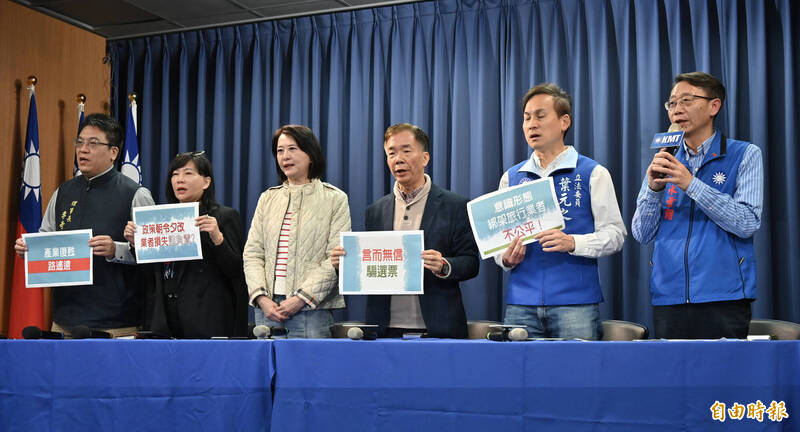 國民黨8召開記者會,批評交通部觀光數突宣布停招赴中國旅遊團,「政策朝令夕改業者損失誰負責」?右起國民黨組發會社會部主任水雲翔、立委葉元之、中華民國旅行商業同業公會全國聯合會副理事長吳雁輝、立委王鴻薇、台北市觀光協會理事長陳怡璇、中華優質旅遊發展協會理事長李奇嶽。(記者叢昌瑾攝) 國民黨8召開記者會,批評交通部觀光數突宣布停招赴中國旅遊團,「政策朝令夕改業者損失誰負責」?右起國民黨組發會社會部主任水雲翔、立委葉元之、中華民國旅行商業同業公會全國聯合會副理事長吳雁輝、立委王鴻薇、台北市觀光協會理事長陳怡璇、中華優質旅遊發展協會理事長李奇嶽。(記者叢昌瑾攝)