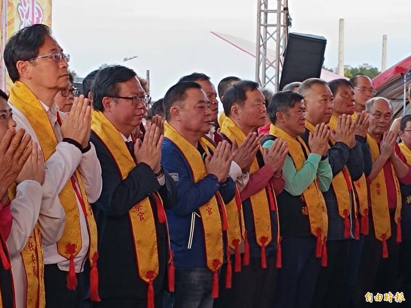 霄裡玉元宮於廟前設壇舉辦洗塵接風儀典,由行政院副院長鄭文燦、桃園市長張善政、議長邱奕勝、八德區長蔡豊展、玉元宮慶典主委邱若華、玉元宮主委段樹文等人登壇祭祀、祝壽,帶領現場所有信徒一同祈福。(記者鄭淑婷攝) 霄裡玉元宮於廟前設壇舉辦洗塵接風儀典,由行政院副院長鄭文燦、桃園市長張善政、議長邱奕勝、八德區長蔡豊展、玉元宮慶典主委邱若華、玉元宮主委段樹文等人登壇祭祀、祝壽,帶領現場所有信徒一同祈福。(記者鄭淑婷攝)