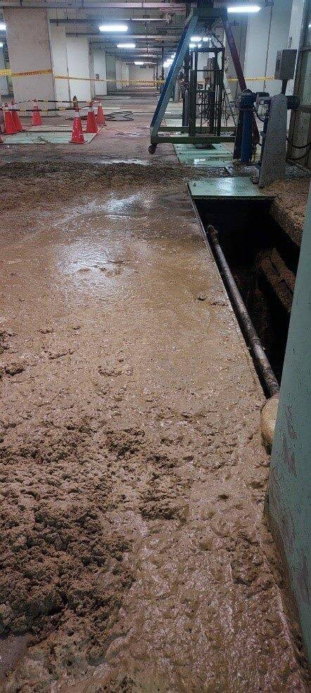 台北市迪化污水處理廠今（3）上午委外操作廠商要進行二沉池浮沫清理作業時，發生工人掉落意外。（台北市勞檢處提供）