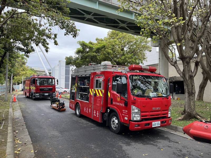 消防員到場救援。（記者王冠仁翻攝）