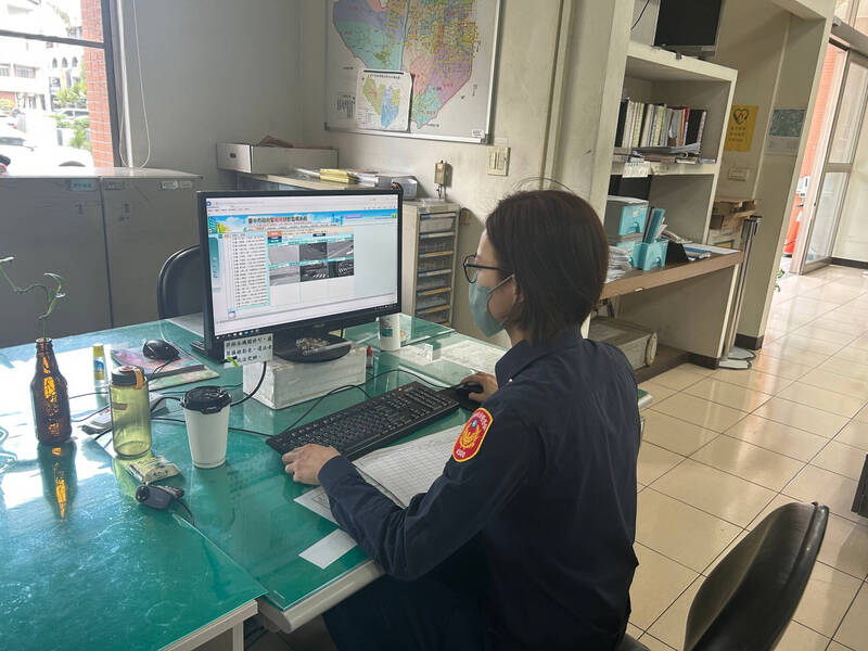 警方獲報積極調閱路口監視器。（警方提供）