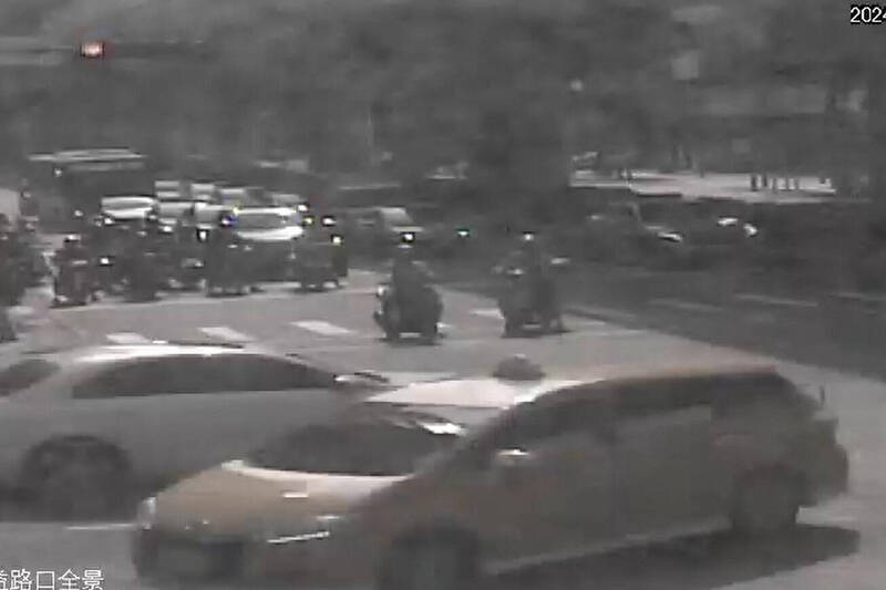 警方過濾監視器終於發現計程車。（警方提供）