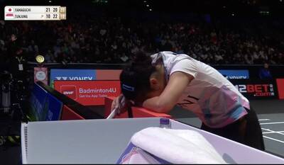 全英賽》疑遭閃光燈干擾輸球！「台灣之友」東宗爆哭 官方也發聲了