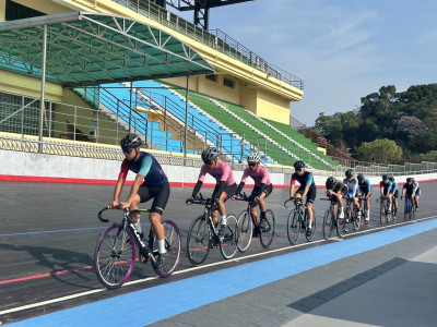自行車》新社高中隊大雪山集訓 一選手過彎外拋右膝擦傷